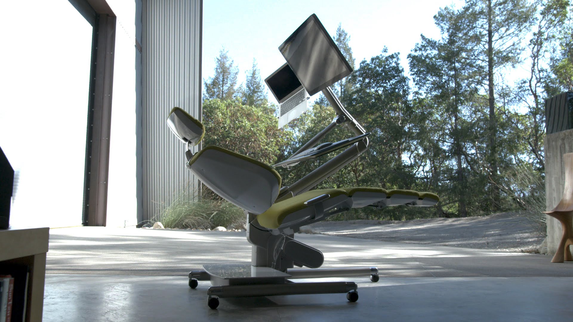 Automated Desk-and-Chair That Feels Like Working on a Cloud