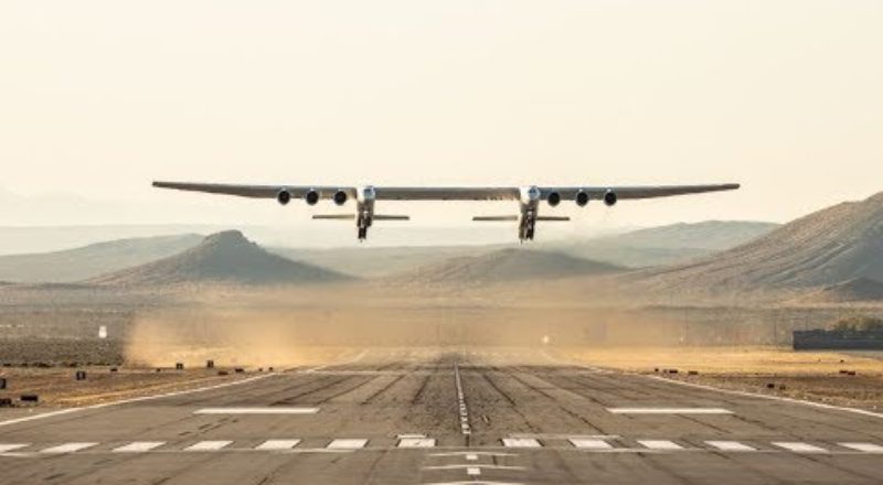 The world's largest plane Stratolaunch flew for the first time